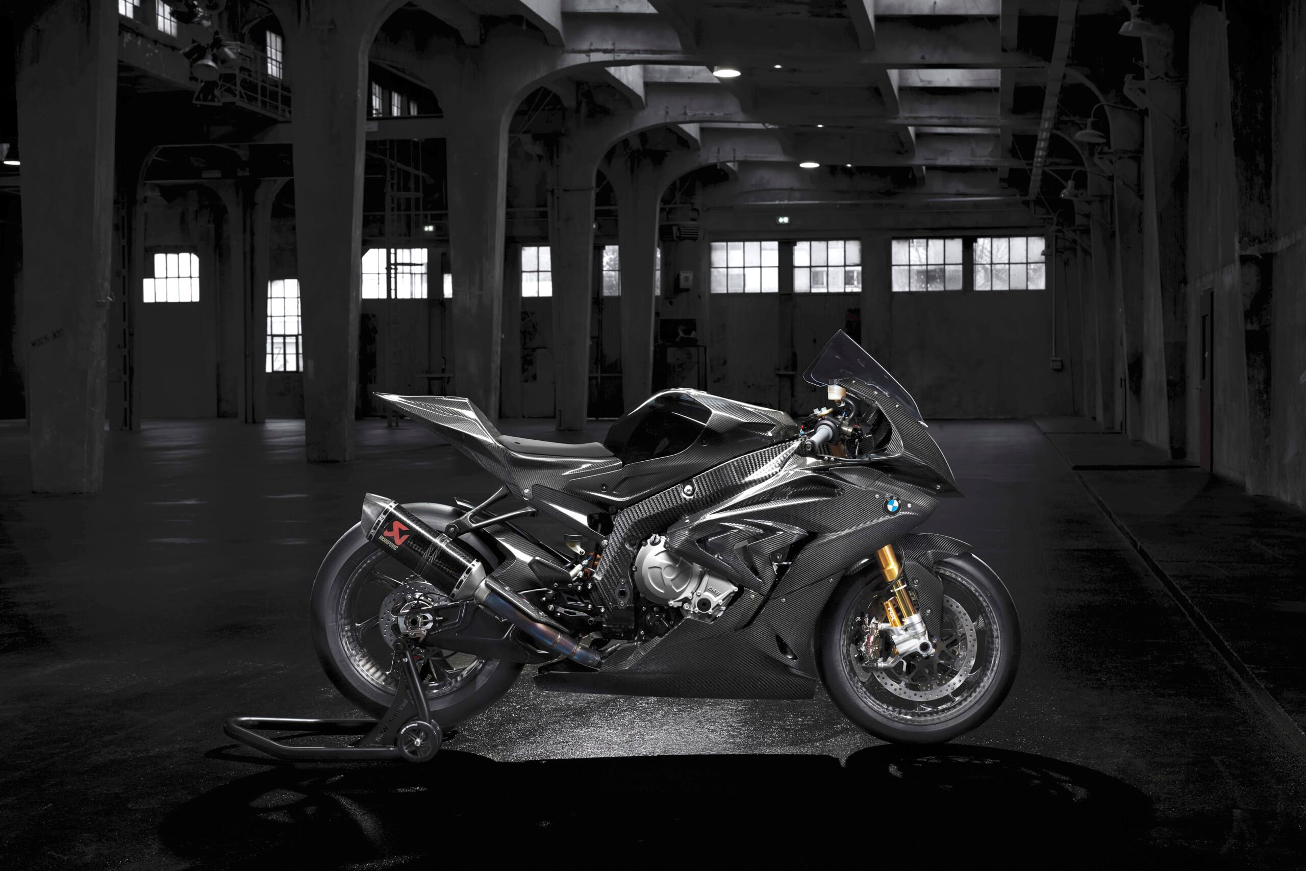 P90242022_highRes_bmw-hp4-race-advance.jpg