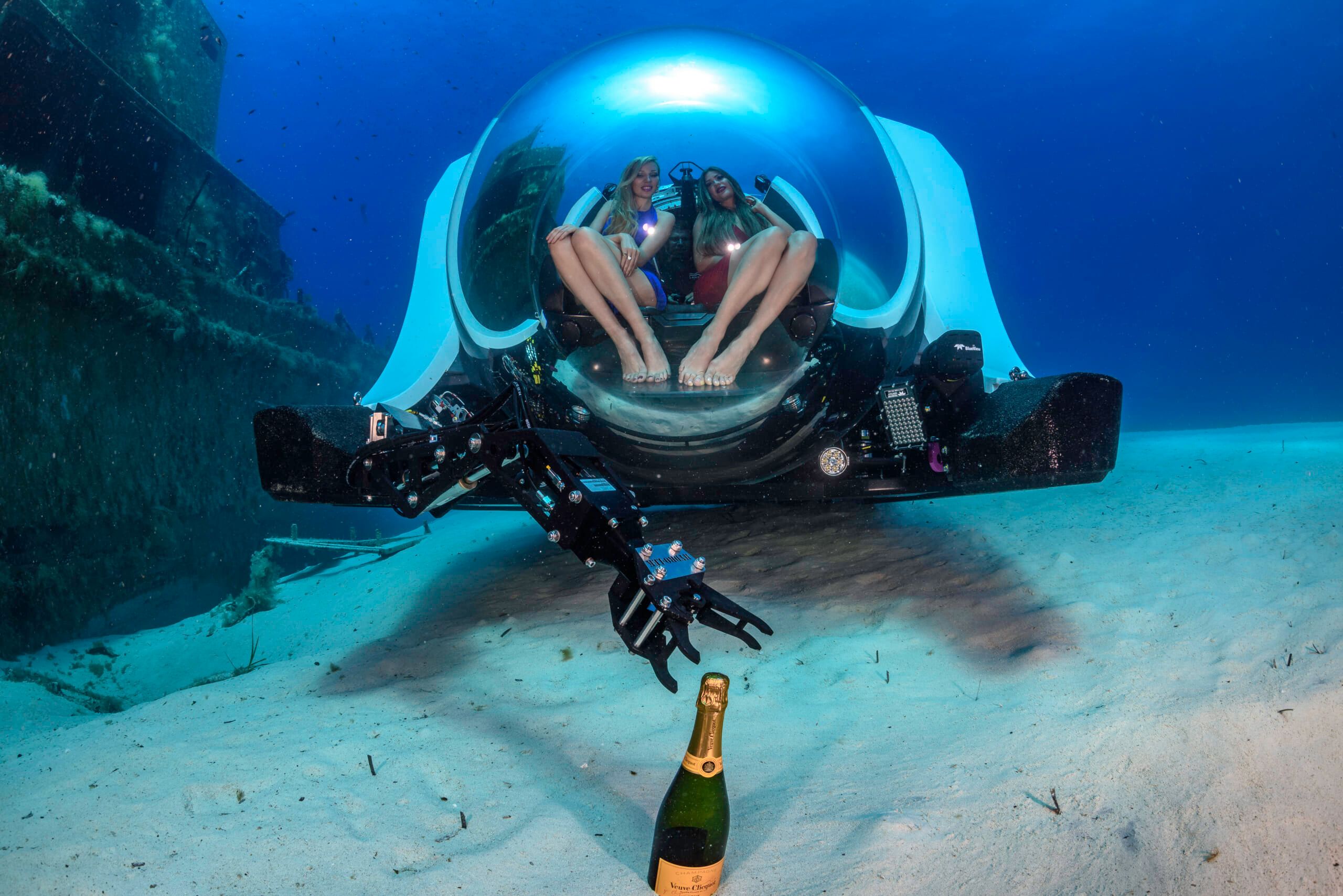 Super-Yacht-Sub-3-picking-up-champagne-C-Rob-Aarsen-2016