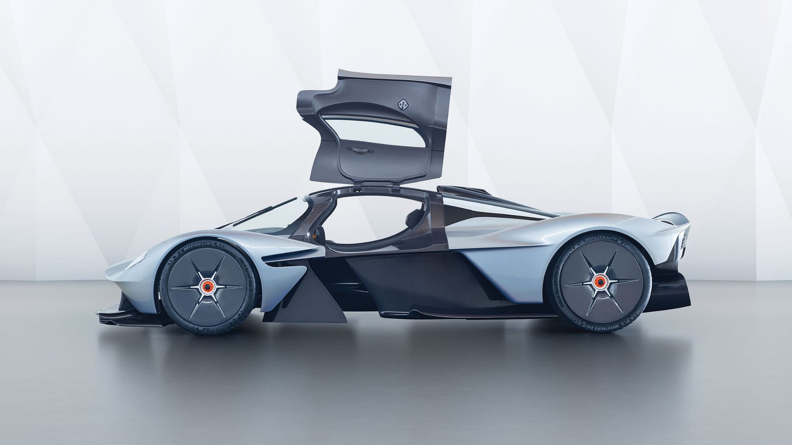 0219-MX_ASTON MARTIN.11