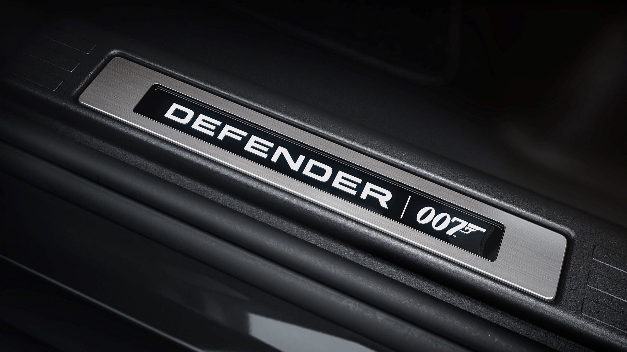 Land Rover Defender V8 Bond Edition (3)