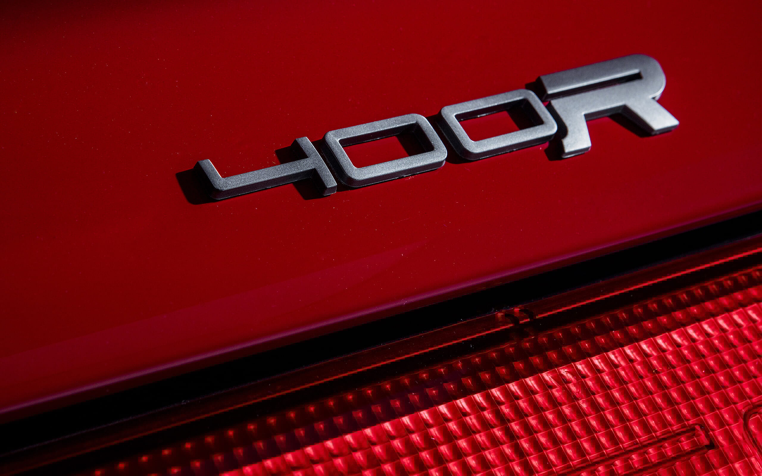 400R-badge