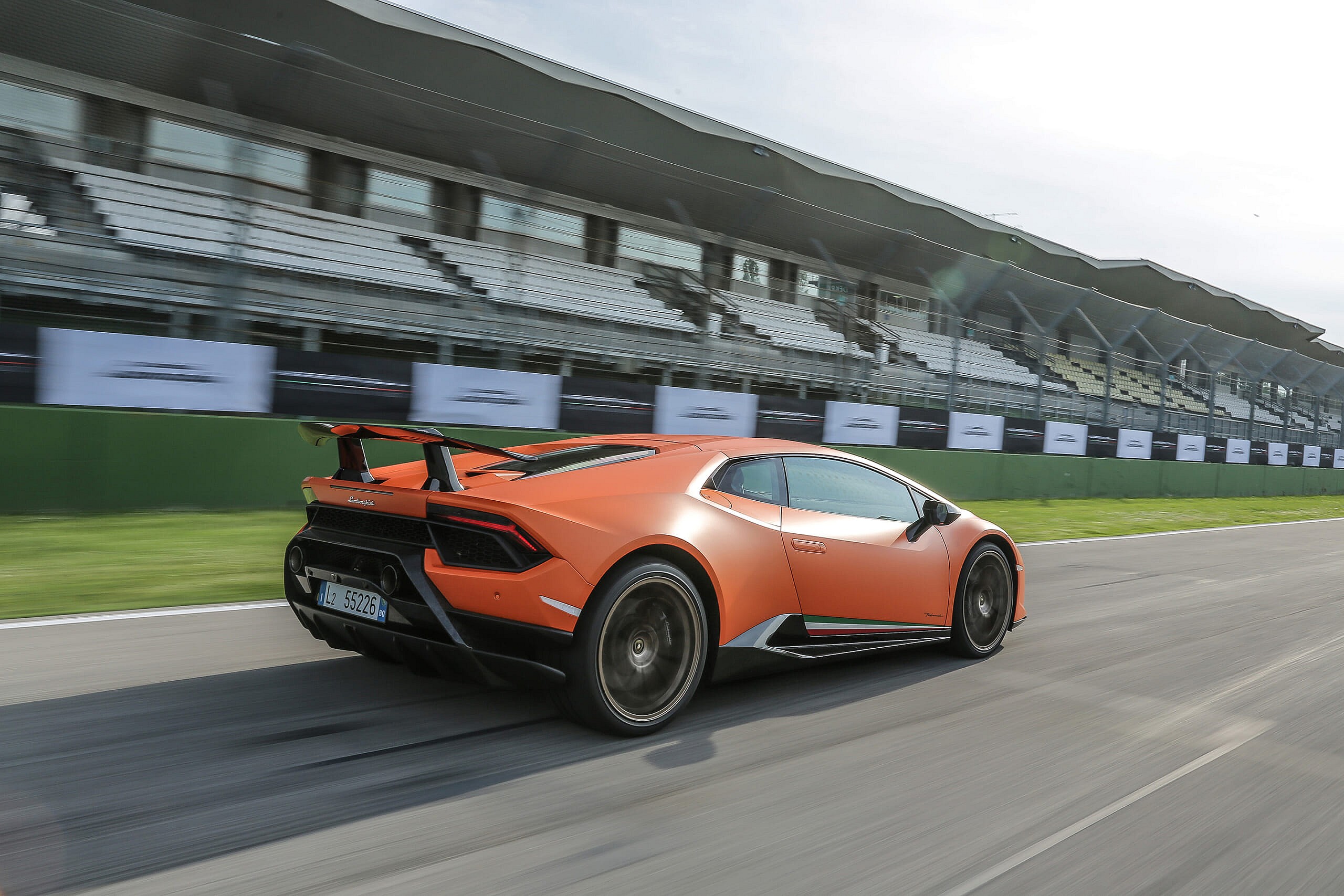 Huracan_Performante_orange_135