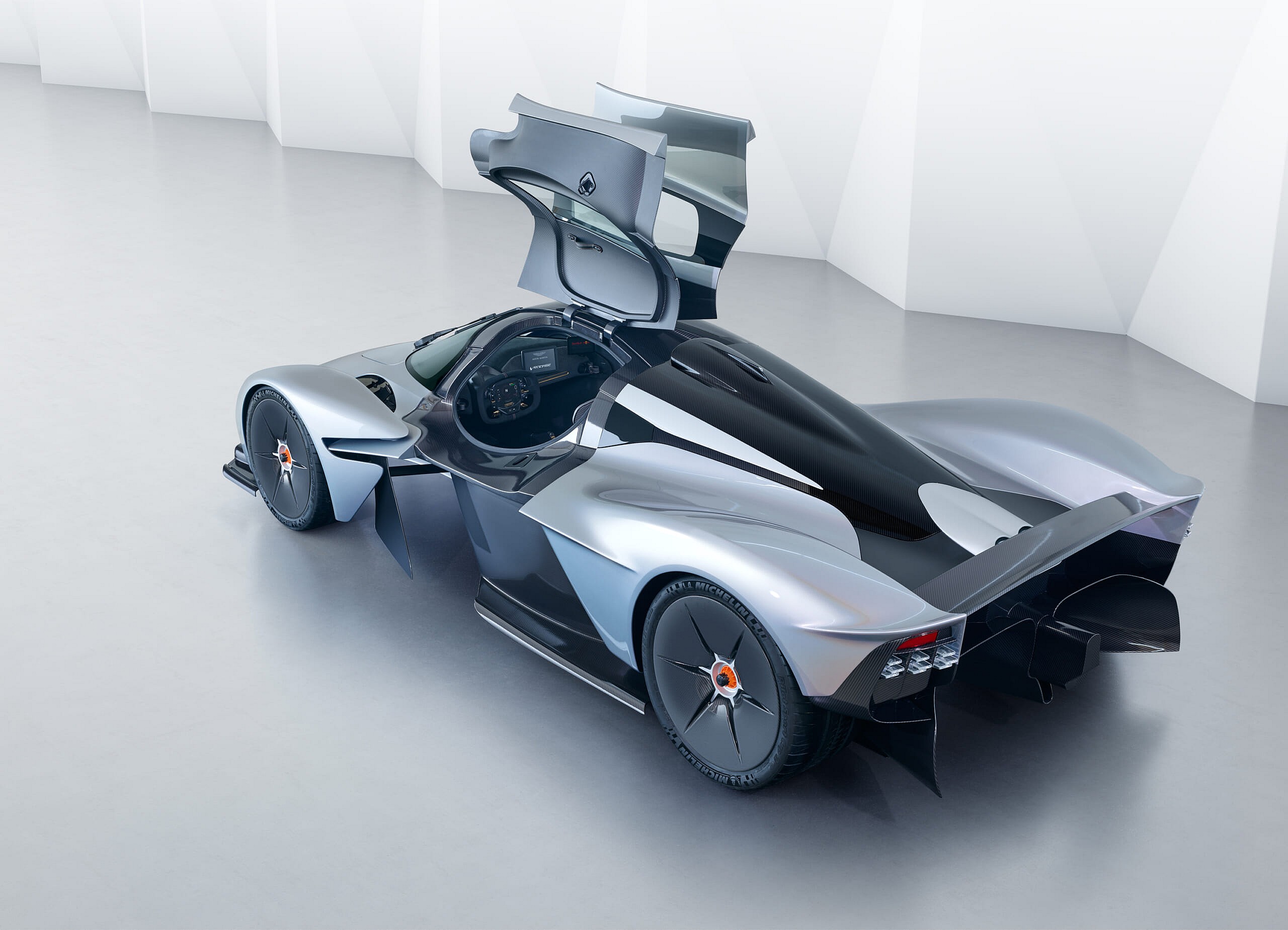 Aston_Martin_Valkyrie_03_4545