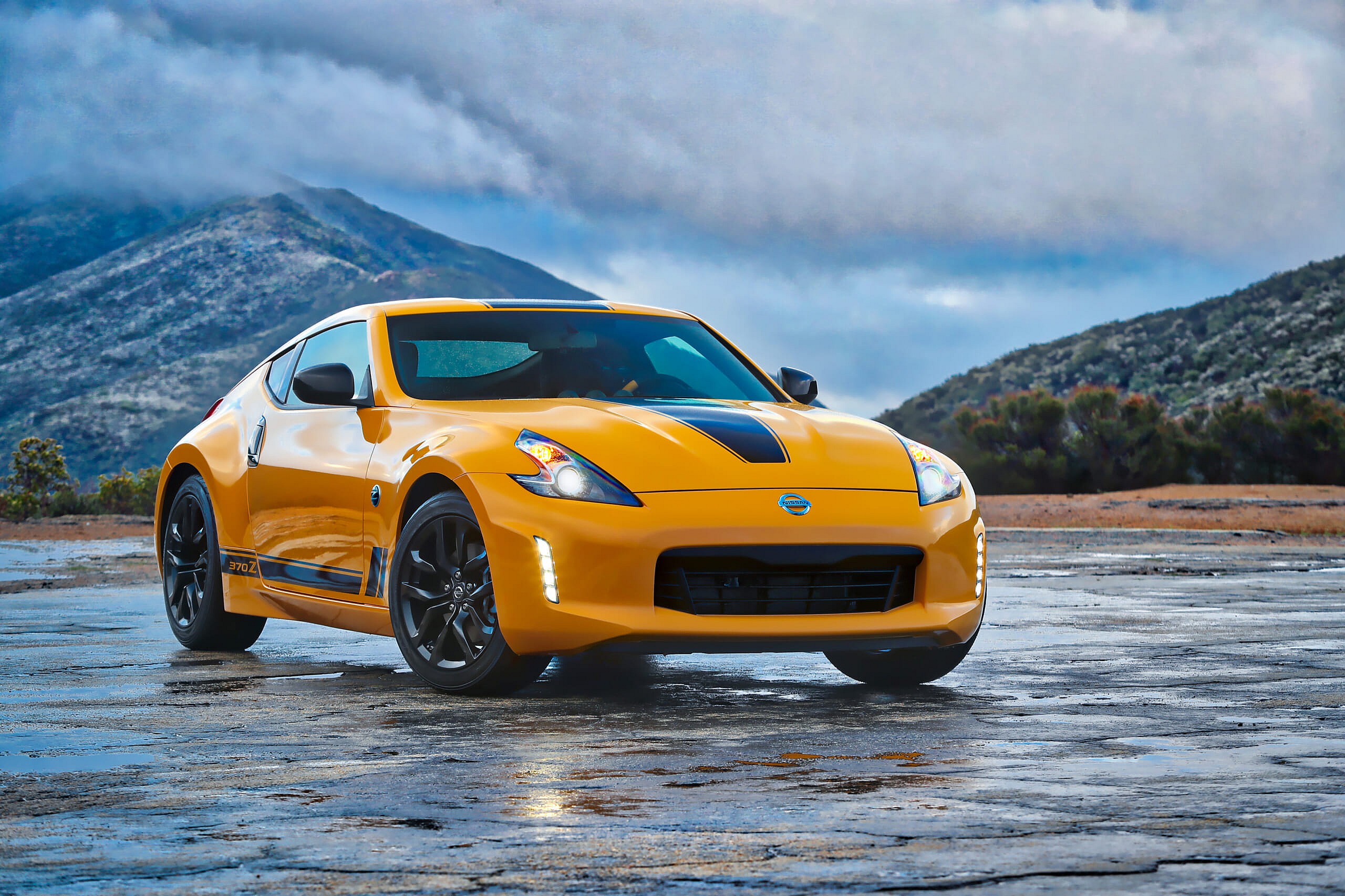 2018_Nissan_370Z_Heritage_Edition_photo_1