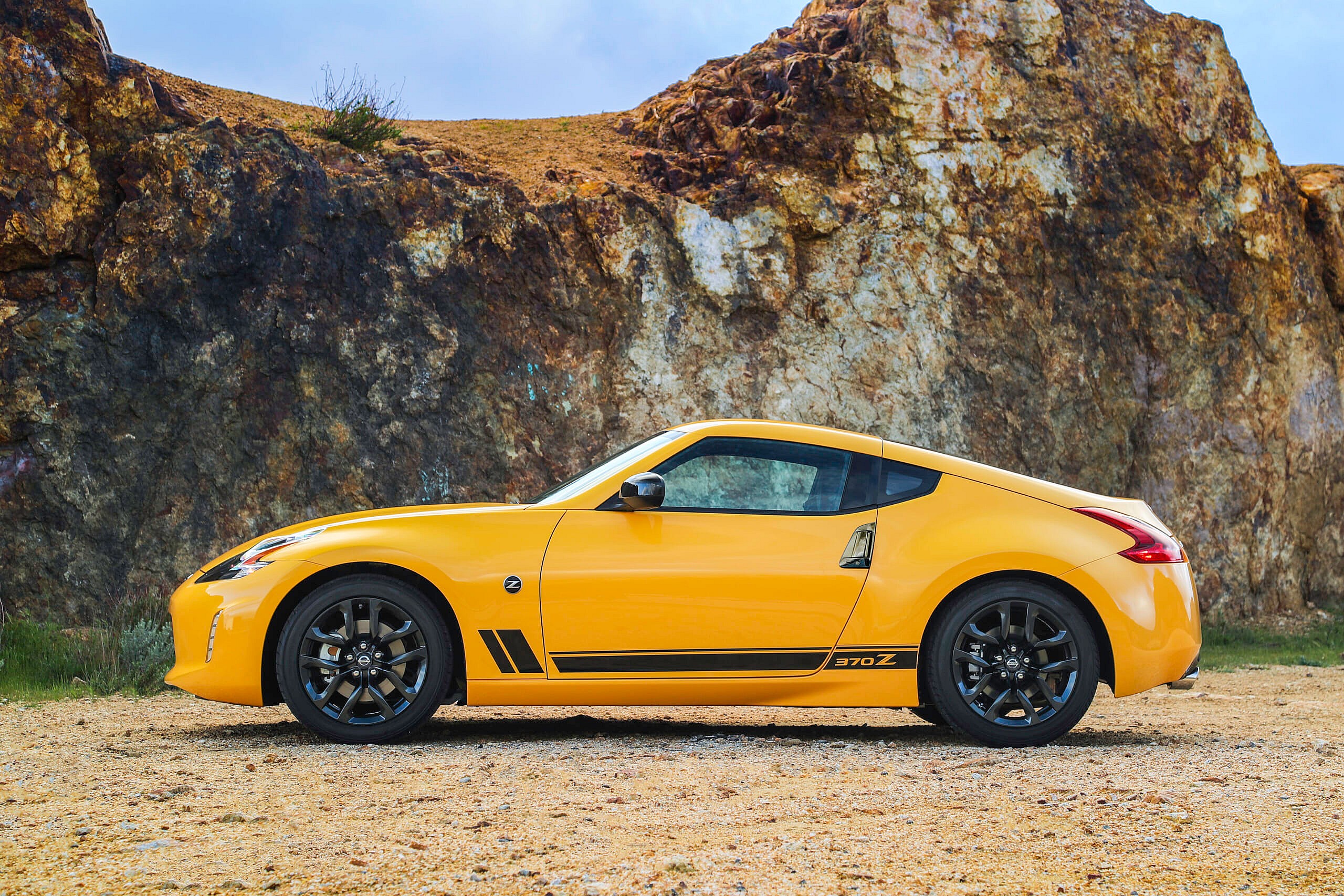 2018_Nissan_370Z_Heritage_Edition_photo_2