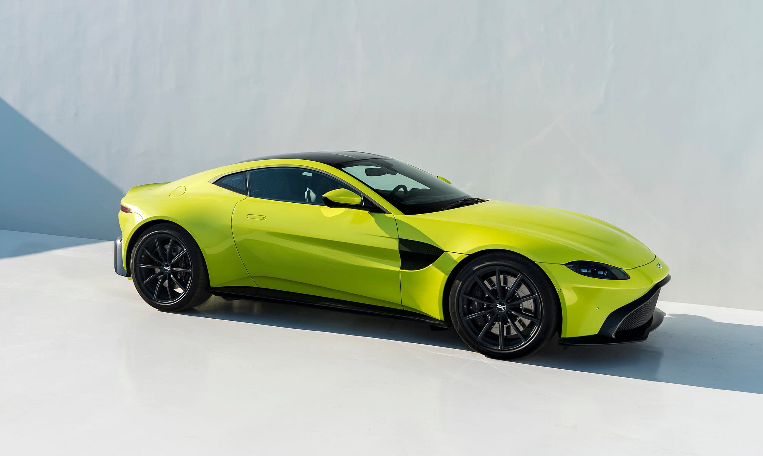 Aston Martin Vantage_Lime Essence_10