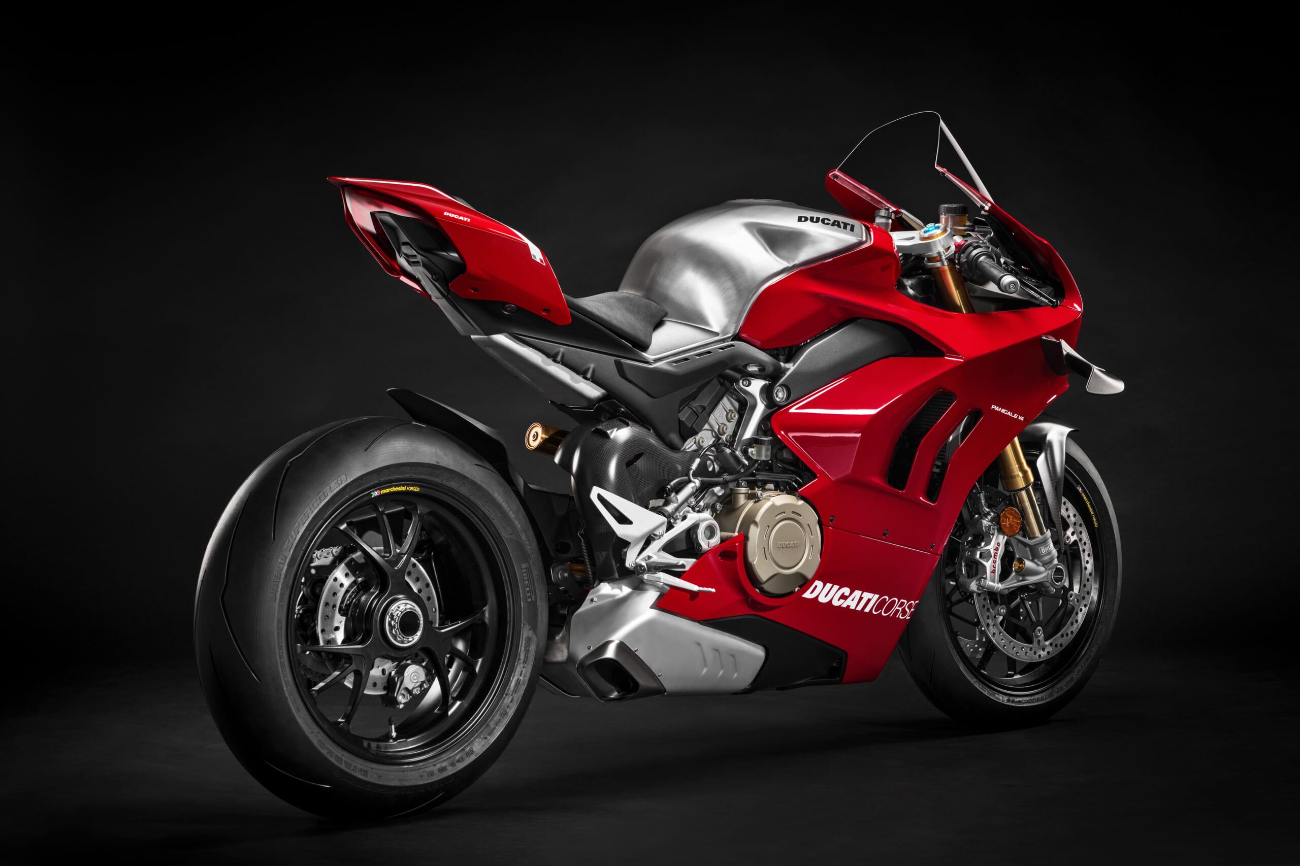 05_DUCATI PANIGALE V4 R_UC69199_Mid