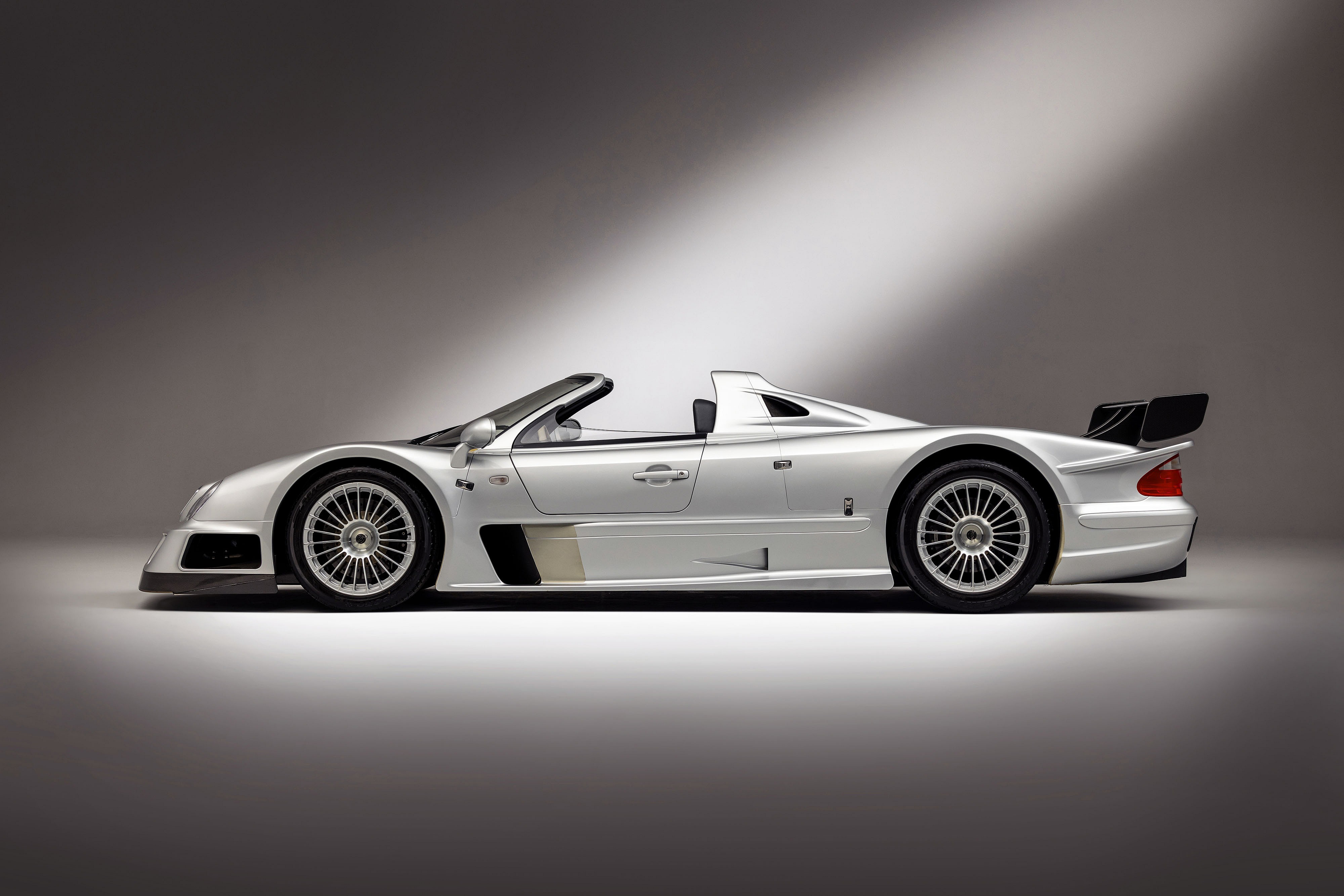 2002-Mercedes-Benz-CLK-GTR-