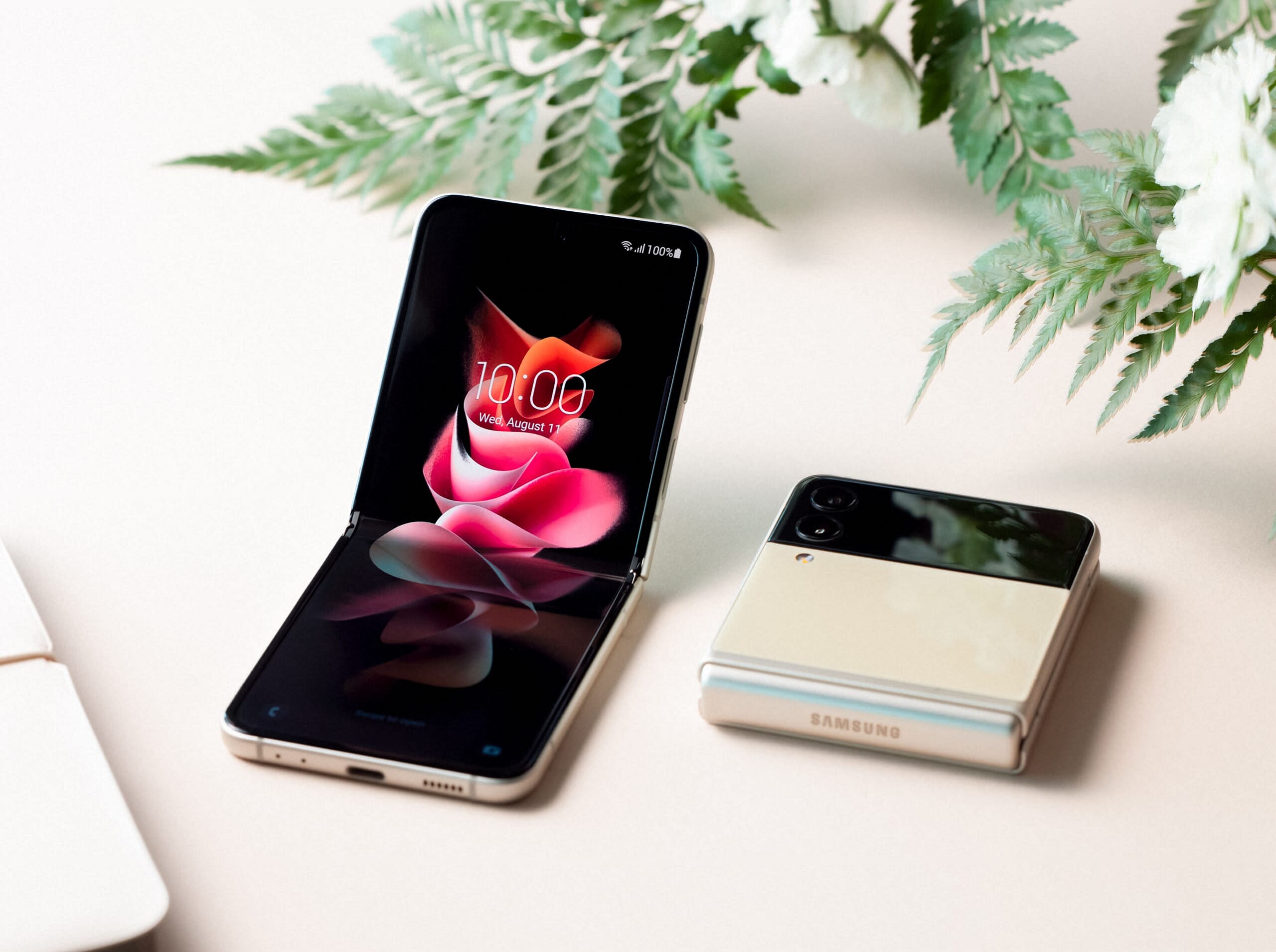 02_01_B2_Product_03_galaxyzflip3_5g_cream_L