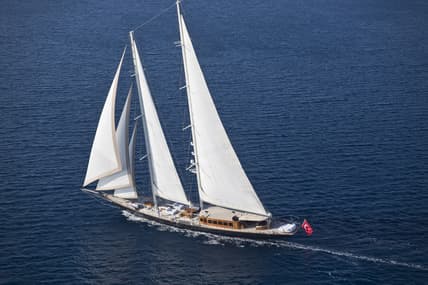 James-Bond-Skyfall-Yacht-9