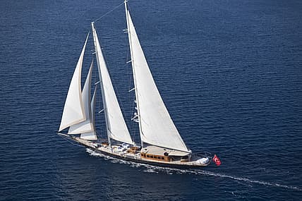 James-Bond-Skyfall-Yacht-9