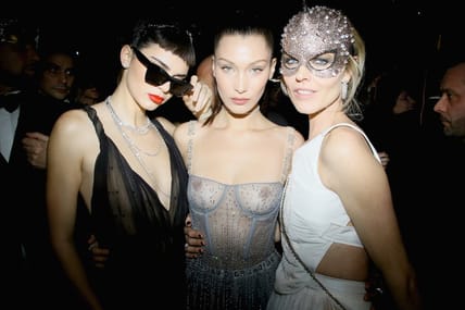 bella-hadid-nipple-paris-2
