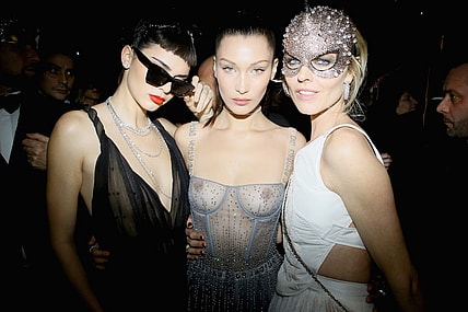 bella-hadid-nipple-paris-2