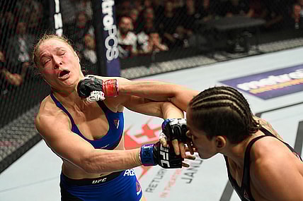 Amanda Nunes defeats Ronda Rousey