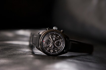 H71626735 Khaki Field Auto Chrono Lifestyle 1