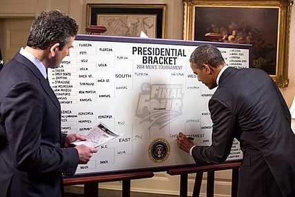 Barack_Obama_fills_out_2014_NCAA_Men's_Div_I_Tournament_bracket.jpg