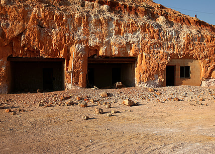An abandoned Coober Pedy hillside dugout dwelling