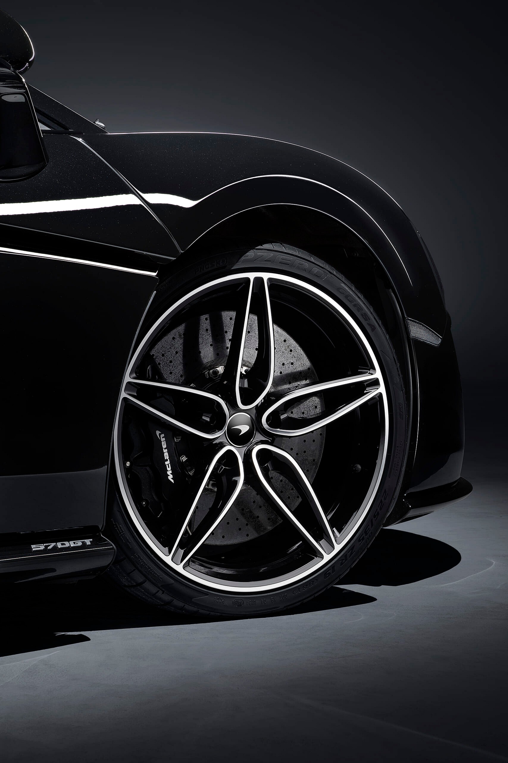 9059MSO-570GT-Black-Collection-07