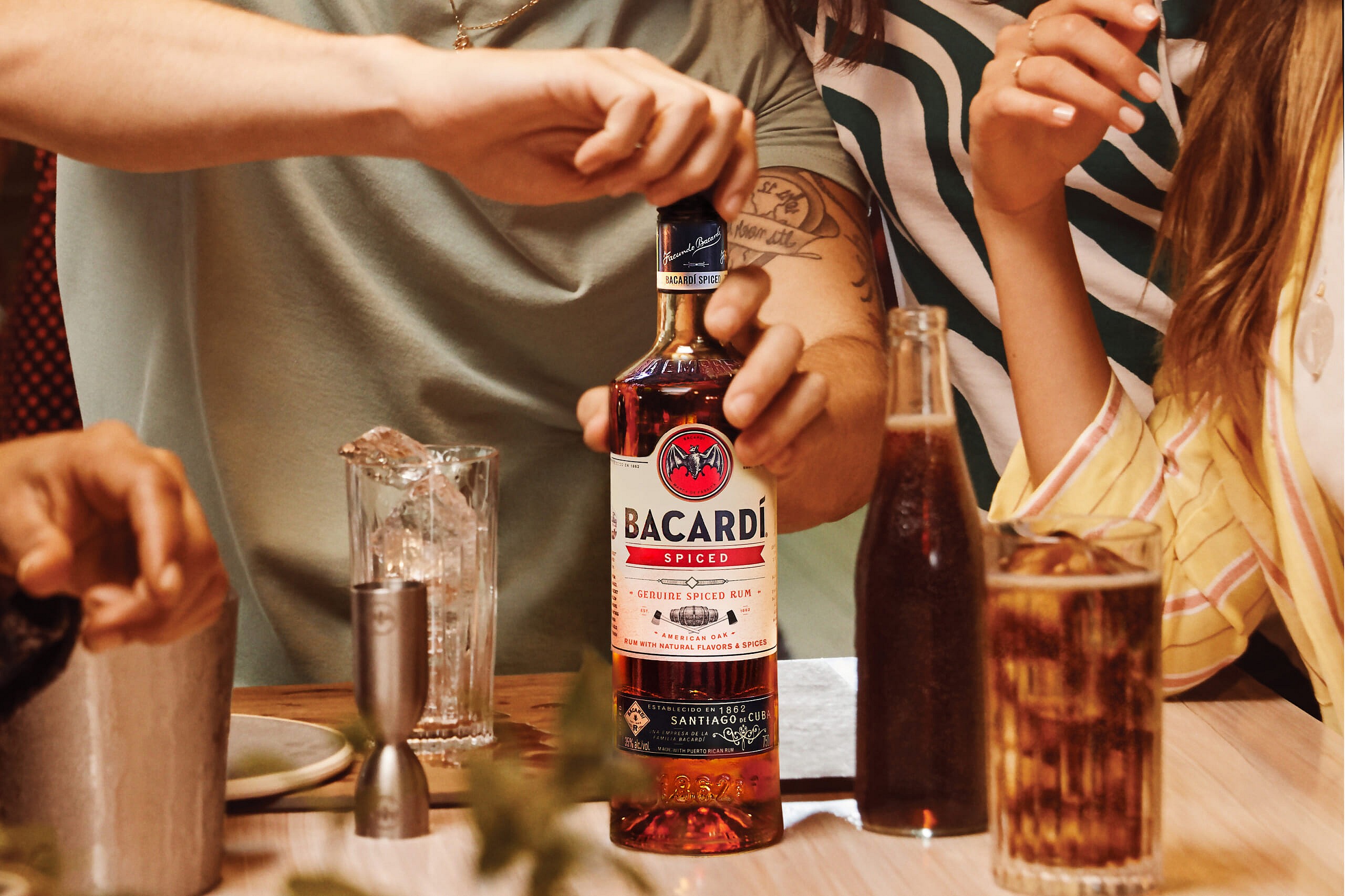734307-2_F21_Bac_Spiced_PR_Lifestyle_SPICED_Cola_Party_2000x1333_V2