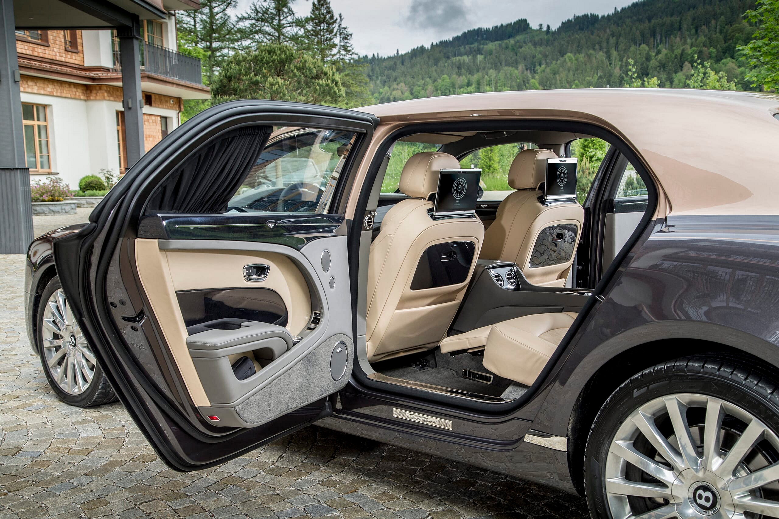 BENTLEY MOTORS RETURNS TO PEBBLE BEACH WITH THREE NORTH-AMERICAN DEBUTS 06.jpg