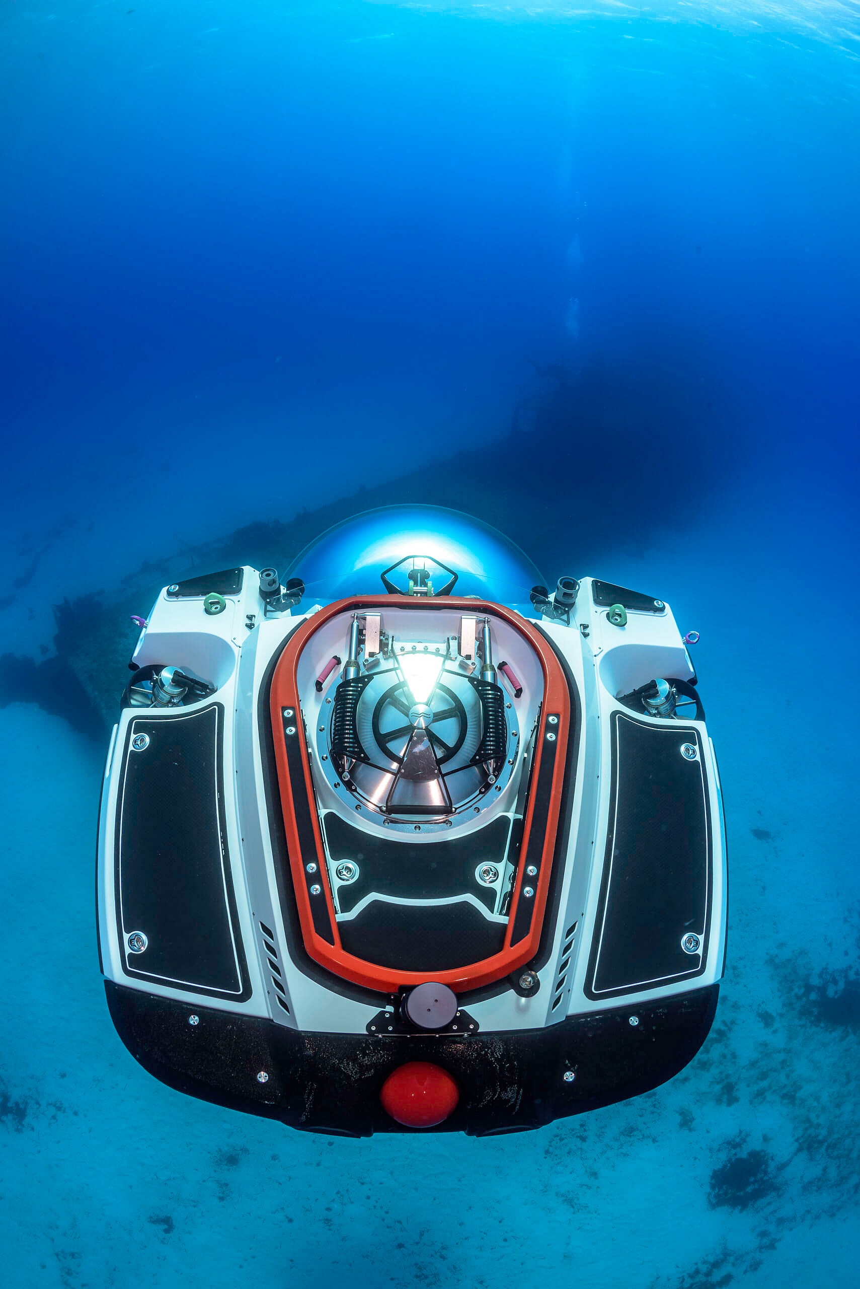 Super-Yacht-Sub-3-approaching-wreck-C-Rob-Aarsen-2016
