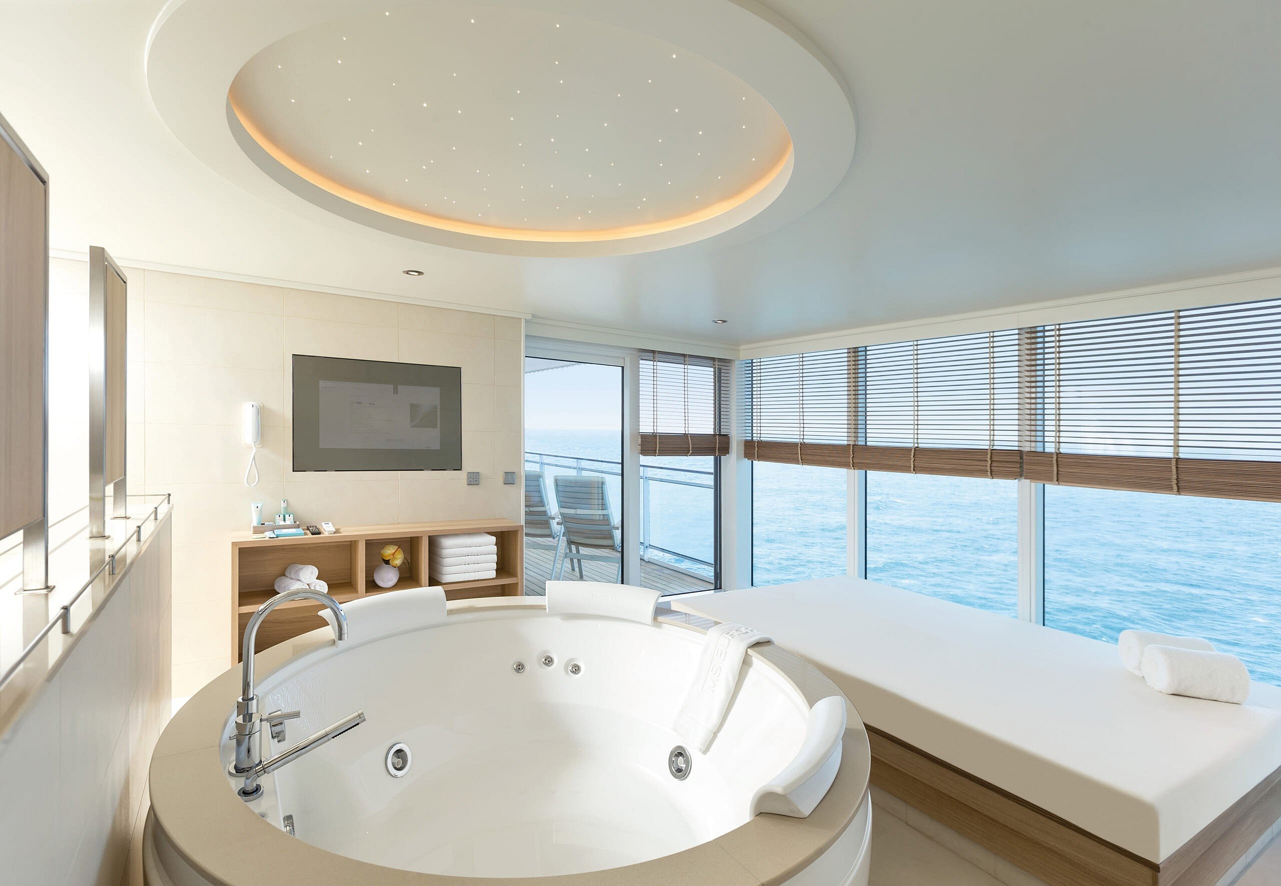 EUROPA_2_Owner_Suite_Whirlpool_300dpi