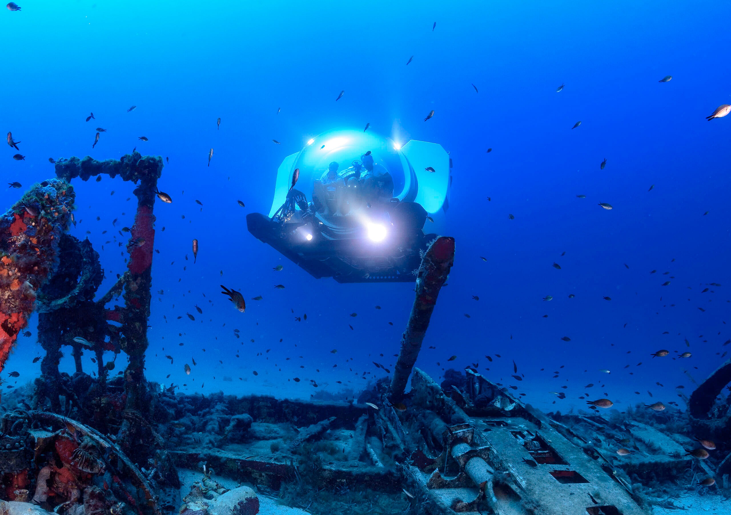 Super-Yacht-Sub-3-at-airplane-wreck-2-C-Rob-Aarsen-2016