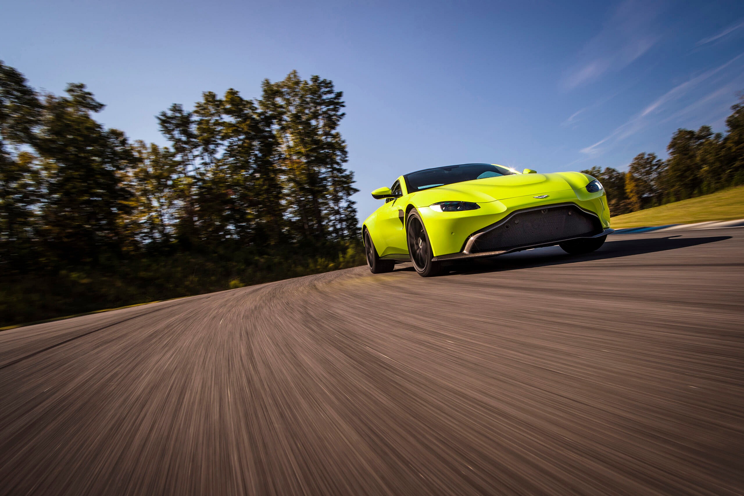 Aston Martin Vantage_Lime Essence_01