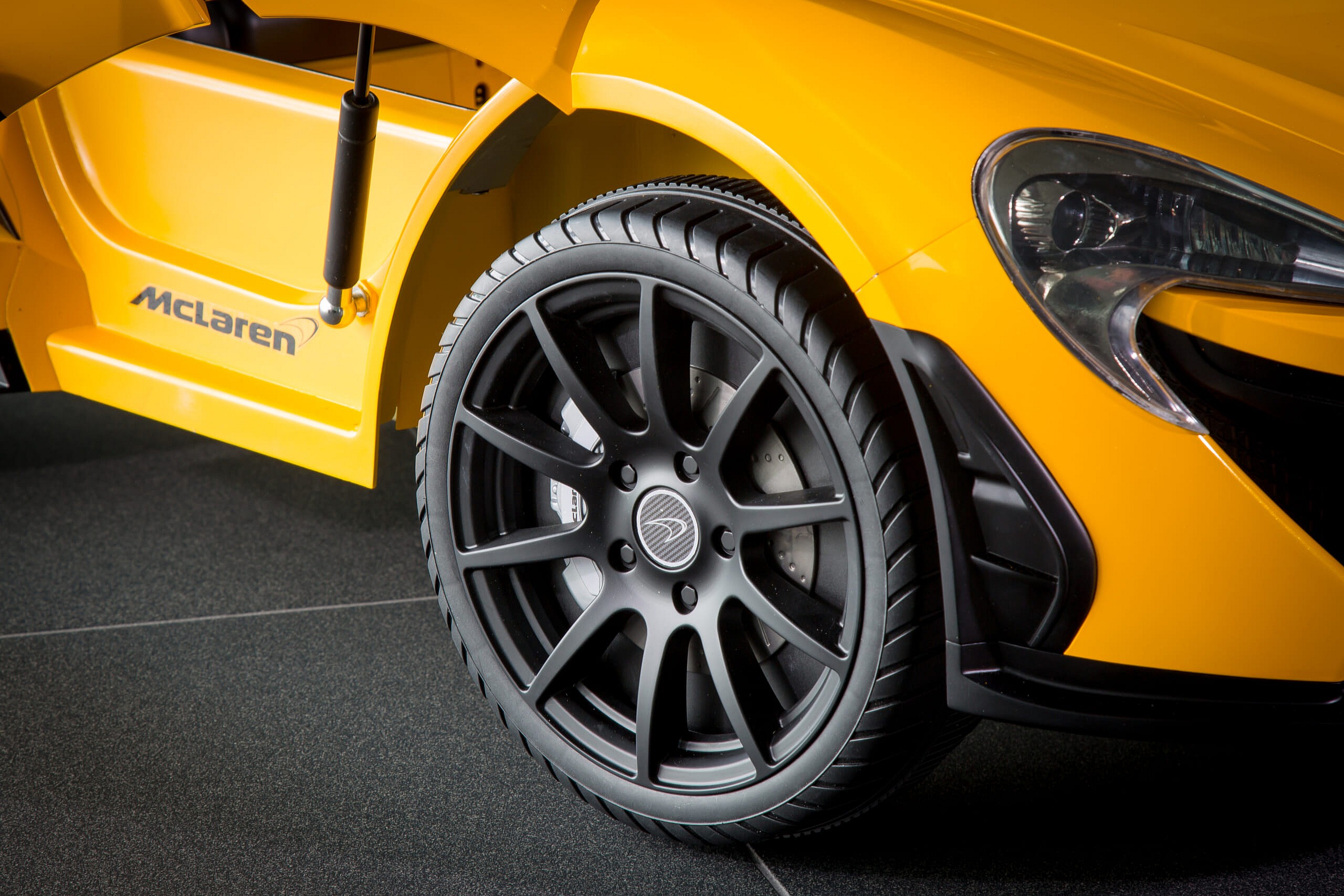 6930160610-McLaren-P1-Toy-Car-_34.jpg