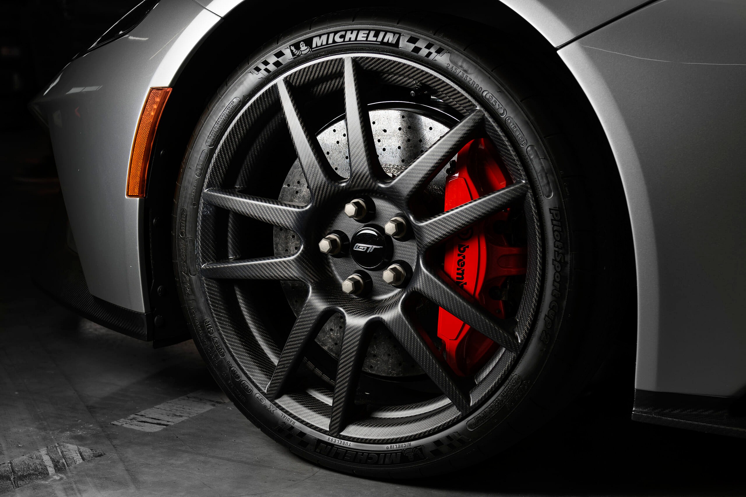 Carbon wheel on Silver GT