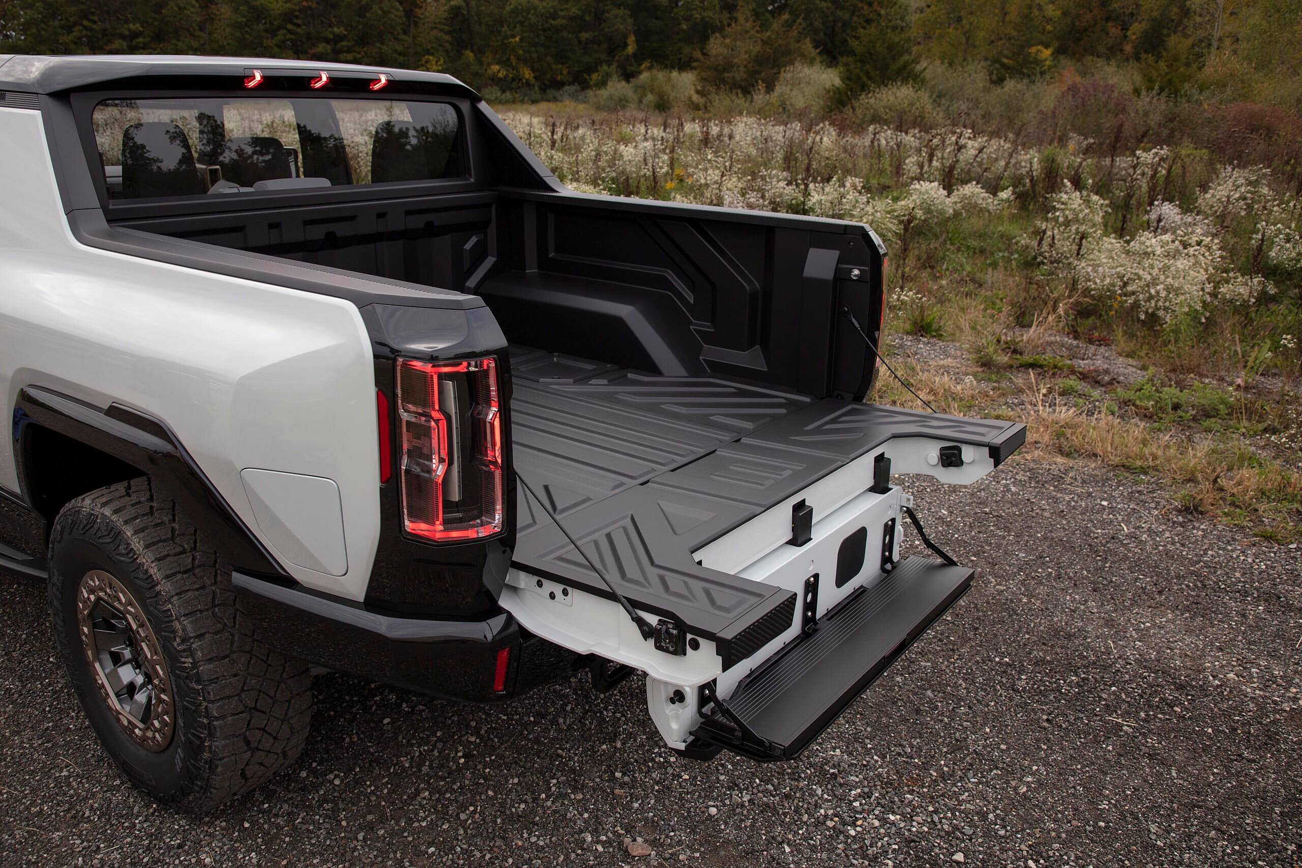 2022 GMC Hummer EV (1)