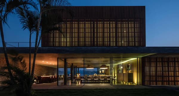 Indoor and outdoor dining options (Photo: Marcio Kogan by dbox)