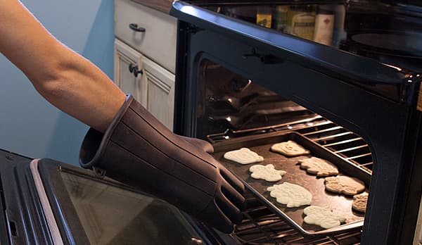 Darth Vader silicone oven mitt