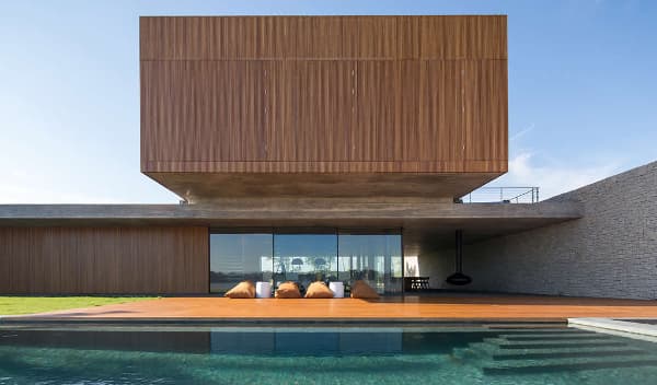 The requisite infinity pool (Photo: Marcio Kogan by dbox)