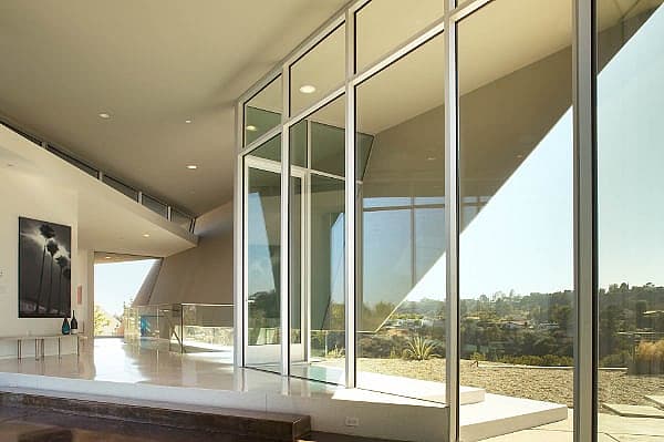 Belzberg Architects Skyline Residence - living area.jpg A spacious interior, despite its narrow appearance