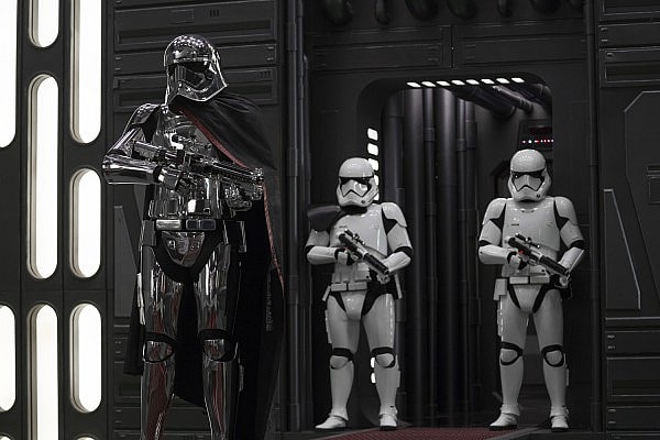star-wars-the-last-jedi-captain-phasma-600x400