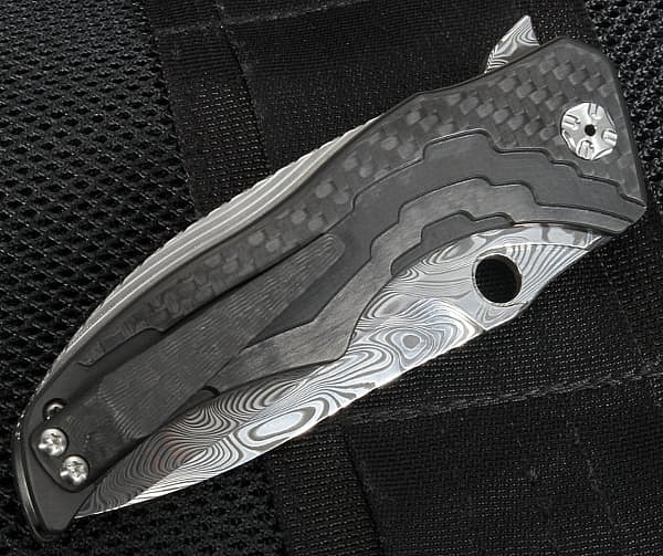 It opens with a quick snap and locks in place