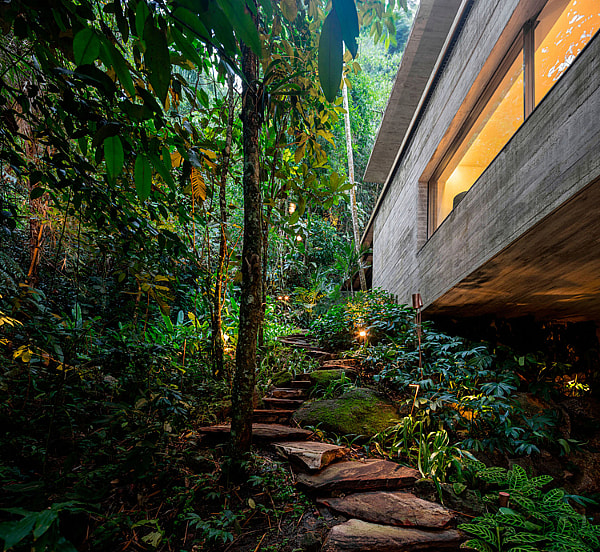 Studio MK27 Brazilian Jungle House - outside path.jpg Your own private path (Photo: Fernando Guerra)