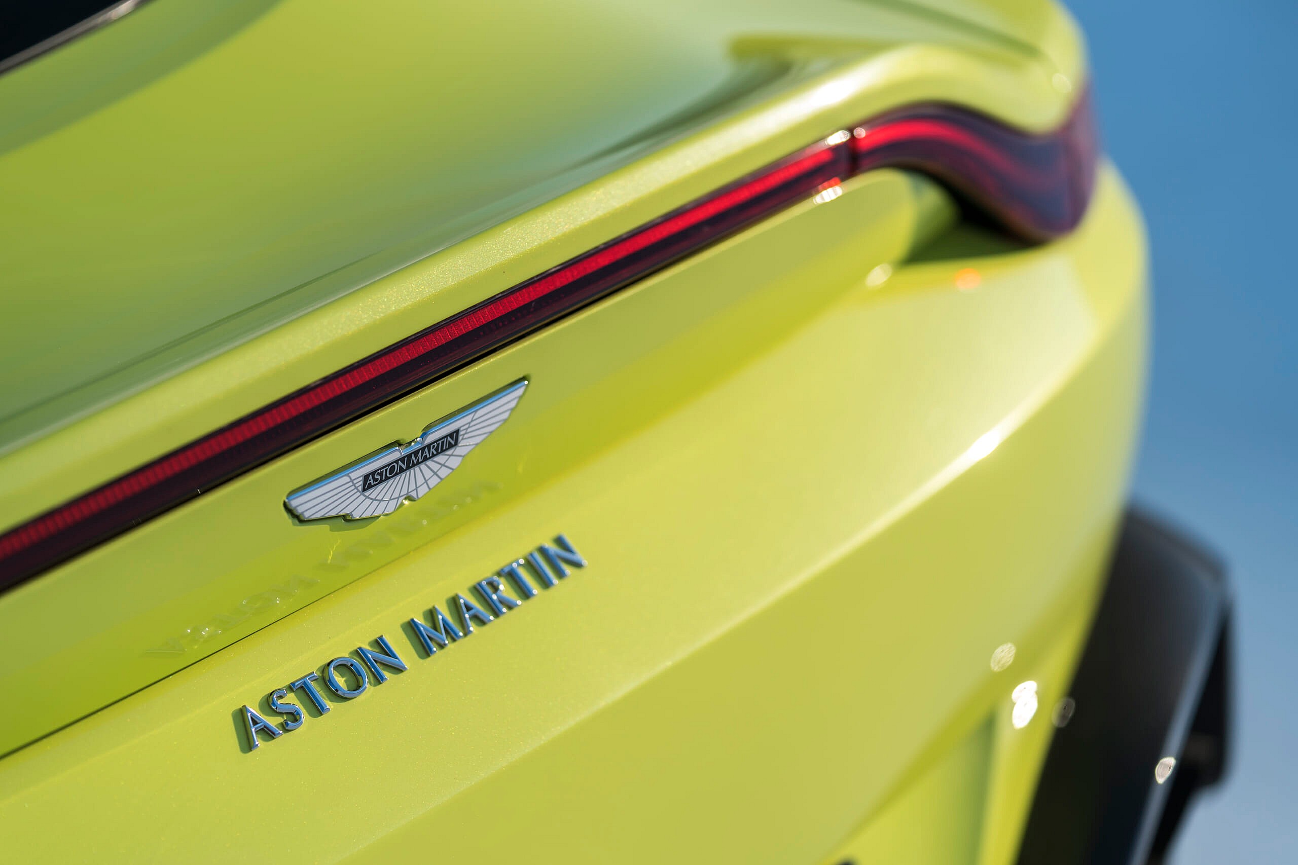 Aston Martin Vantage_Lime Essence_14