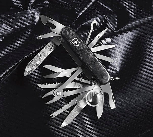 VICTORINOX SWISS アーミーナイフ Victorinox Cyber Tool L in red transparent - 1.7775.T