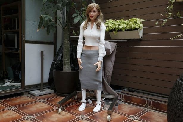 Ricky-Ma-and-lifelike-robot (2).jpg