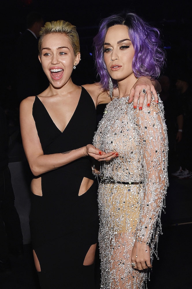 katy-perry-mily-cyrus-kissed-2