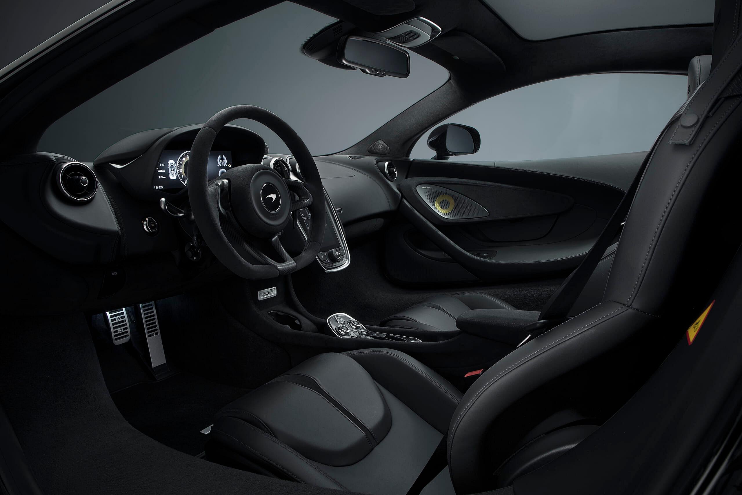 9058MSO-570GT-Black-Collection-08