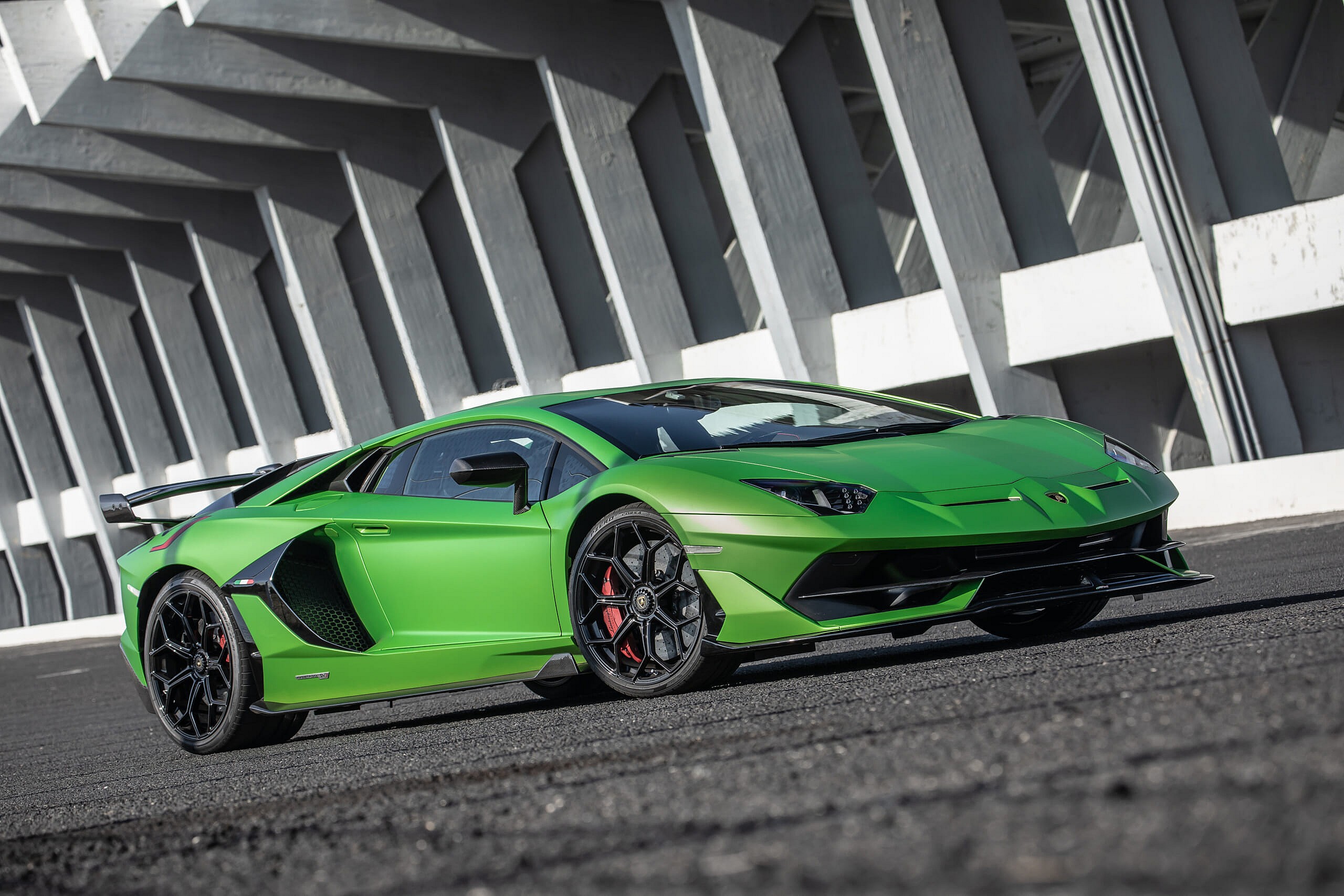 Lamborghini_Aventador_SVJ_Green_Road_26
