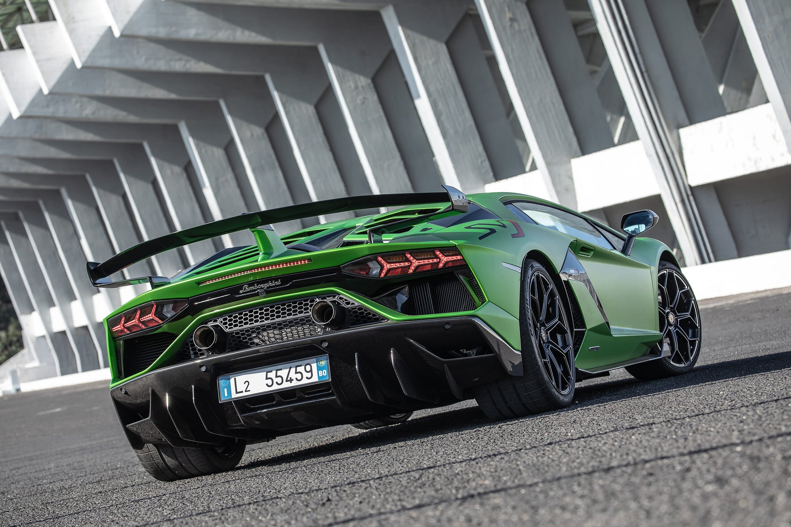 Lamborghini_Aventador_SVJ_Green_Road_32