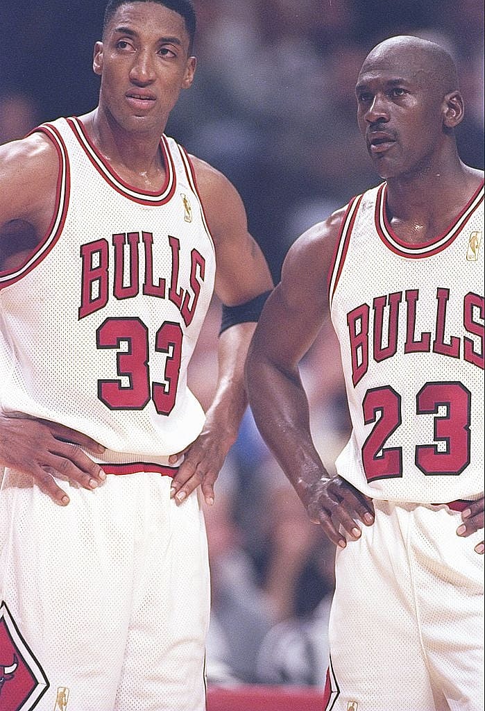 GettyImages-259391 Scottie Pippen and Michael Jordan