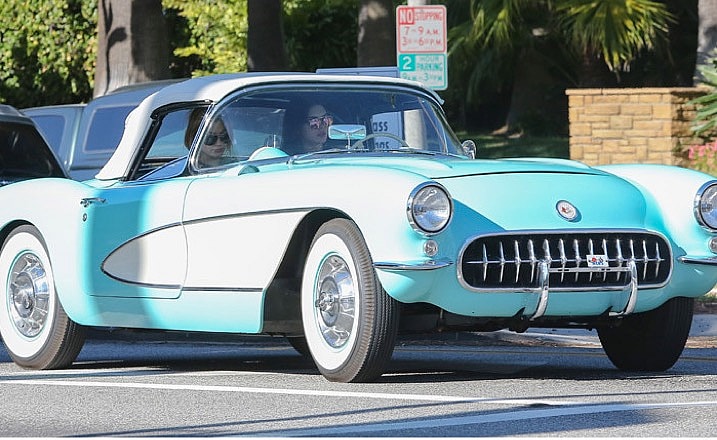 kendall-jenner-celebrates-20th-anniversary-with-a-1957-corvette-stingray-101761_1.jpg