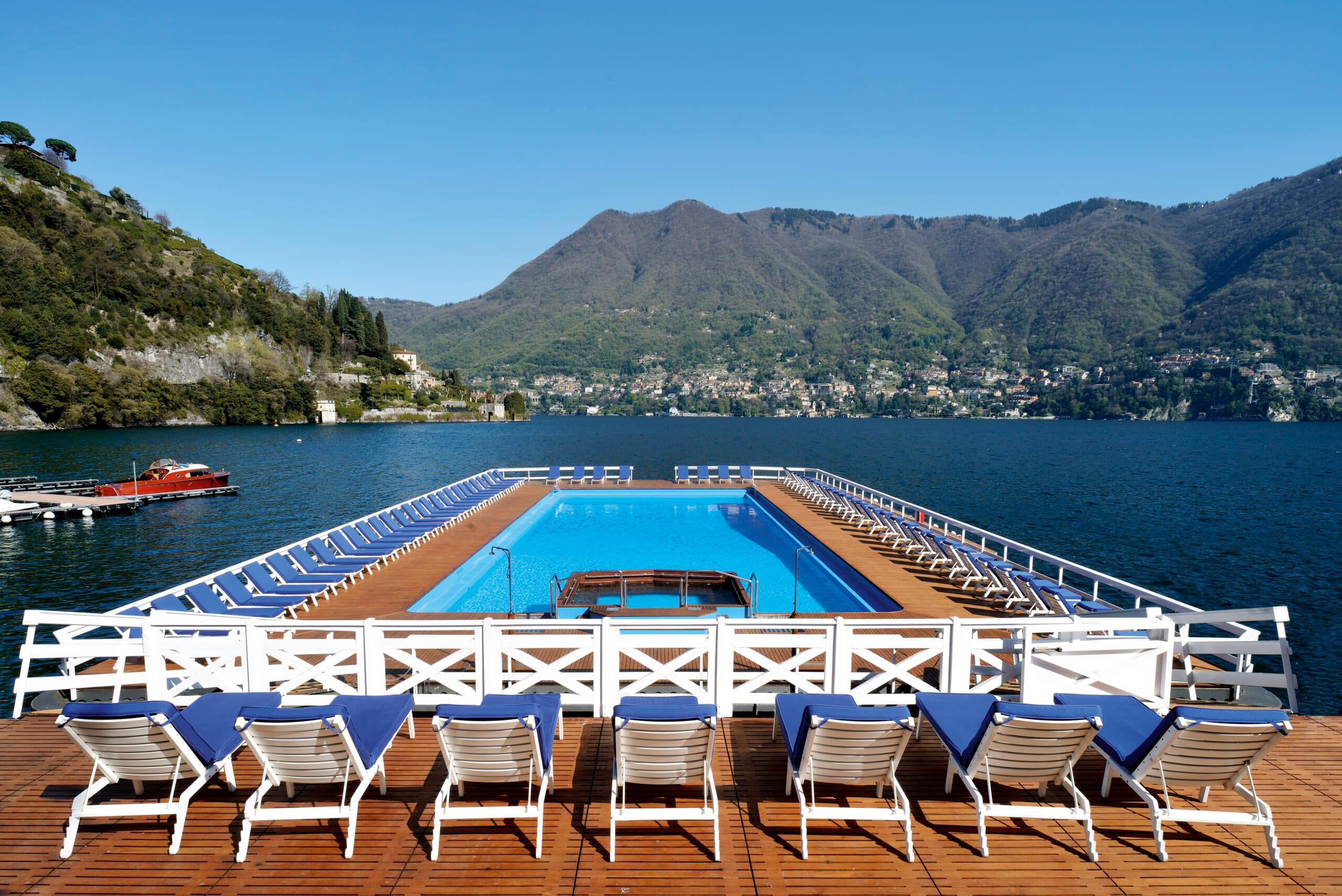 Floating swimming pool
