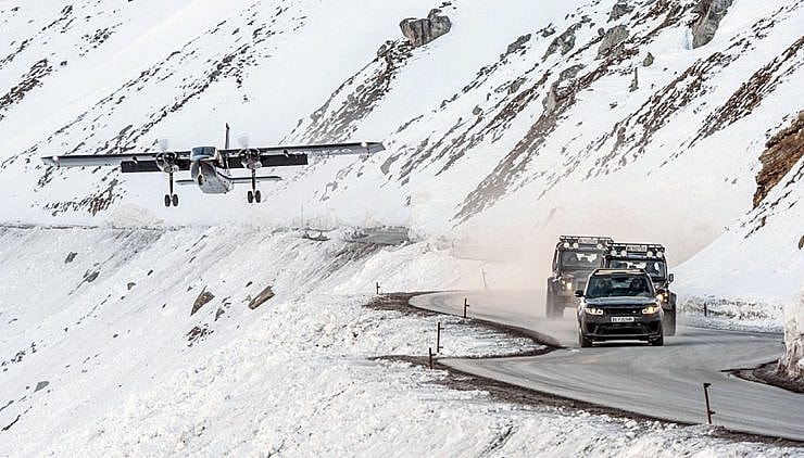 James-Bond-Spectre-Land-Rover-Defender-SVX-Action-2-740x422