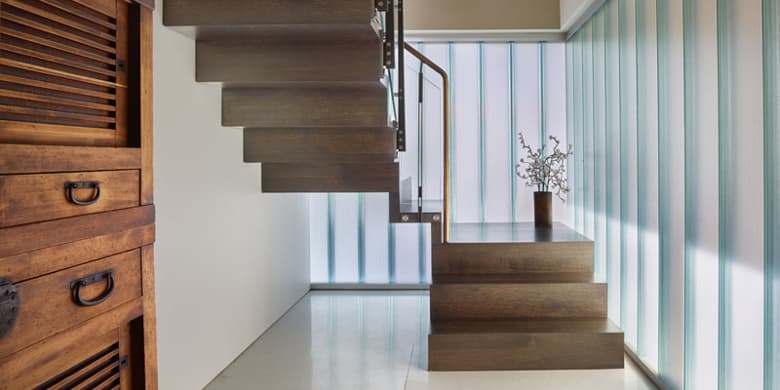 Vandeventer Carlander Seattle Floating Home - stairs.jpg The naturally lit entryway (Photo: Benjamin Benschneider Photography)